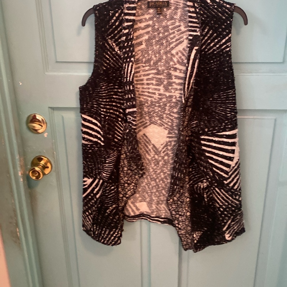 Piccadilly Sleevless Cardigan vest with open front in a size M. Acctrsctive 3430